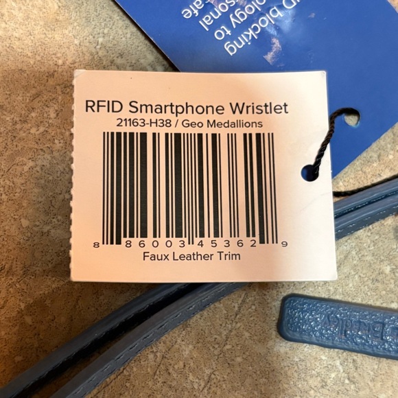 Vera Bradley RFID Smartphone Wristlet Wallet Geo Medallions NWT - Picture 11 of 14